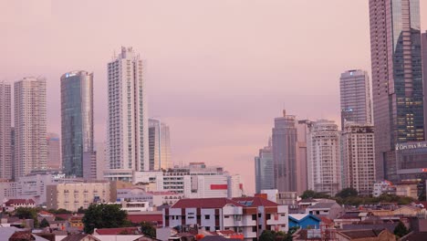 Breite-Aufnahme-Der-Stadtlandschaft-Von-Jakarta-Bei-Sonnenuntergang