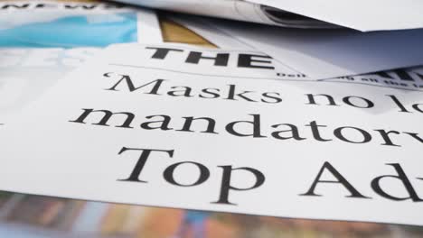 Close-Up-of-Newspapers-about-Masks-and-Omicron-02