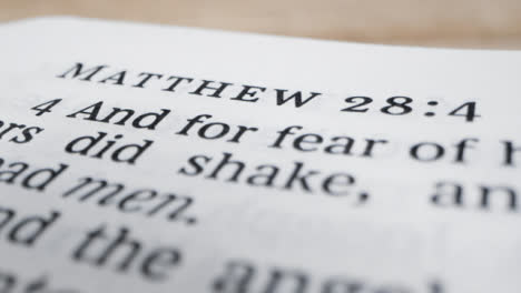 Un-Primerísimo-Plano-De-Mateo-28:4