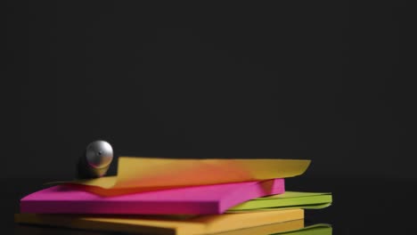 Close-Up-of-Sticky-Notes-Spinning-01