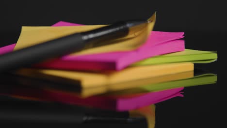 Close-Up-of-Sticky-Notes-Spinning-02