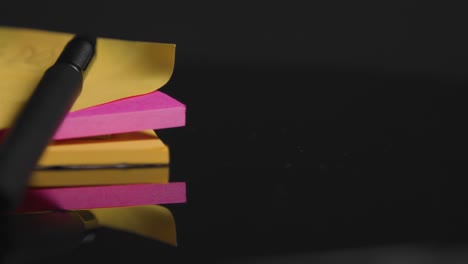 Close-Up-of-Sticky-Notes-Spinning-03