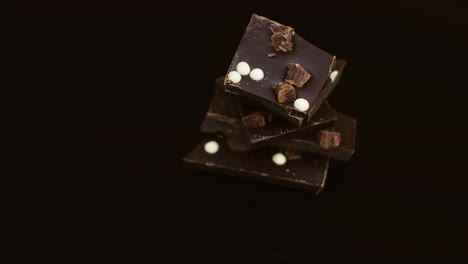 Hochwinkelaufnahme-Rotierender-Schokoladenstücke