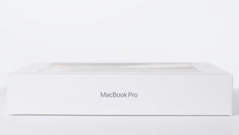 Gleitaufnahme-Des-Brandneuen-MacBook-Pro-M1-01
