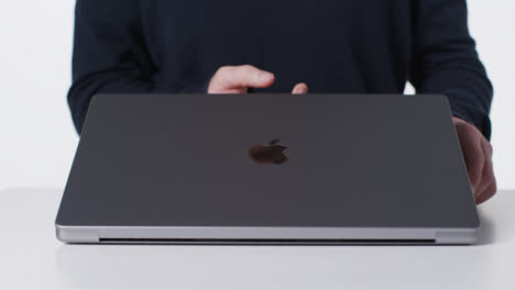 Nahaufnahme-Einer-Person,-Die-Ein-Brandneues-MacBook-Pro-M1-öffnet