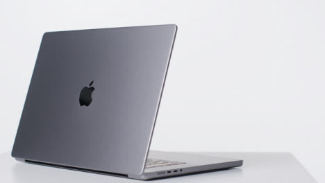 Gleitaufnahme-Des-Brandneuen-MacBook-Pro-M1-05