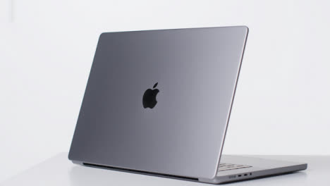 Apple-MacBook-Pro-M1-01
