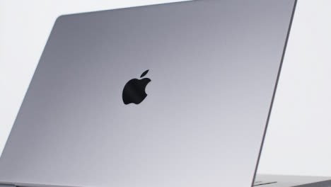 Close-Up-Shot-of-Rotating-Brand-New-Apple-MacBook-Pro-02