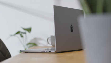 Sliding-Shot-of-Brand-New-Apple-MacBook-Pro-On-Desk-01