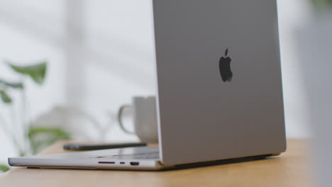 Sliding-Shot-of-Brand-New-Apple-MacBook-Pro-On-Desk-02