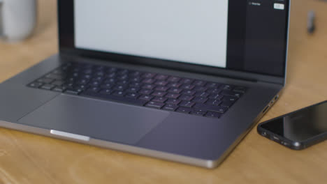 Sliding-Shot-of-Brand-New-Apple-MacBook-Pro-On-Desk-06