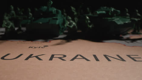 Kamerafahrt-Von-Spielzeugsoldaten-Auf-Karte-Der-Ukraine-04