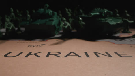 Kamerafahrt-Von-Spielzeugsoldaten-Auf-Karte-Der-Ukraine-05