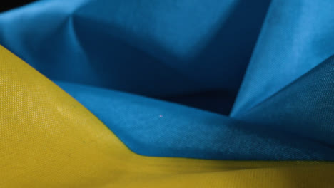 Kamerafahrt-Einer-Gekräuselten-Ukrainischen-Flagge