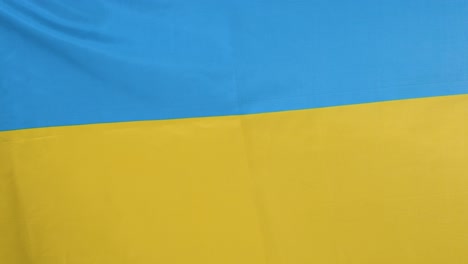 Breiter-Schuss-Einer-Fliegenden-Ukrainischen-Flagge