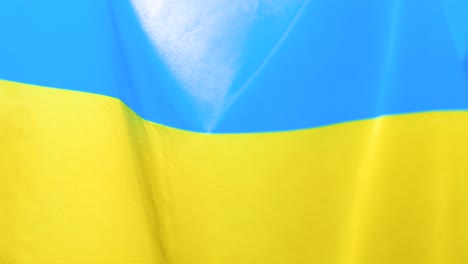 Nahaufnahme-Einer-Fliegenden-Ukrainischen-Flagge-01
