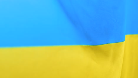 Nahaufnahme-Einer-Fliegenden-Ukrainischen-Flagge-02
