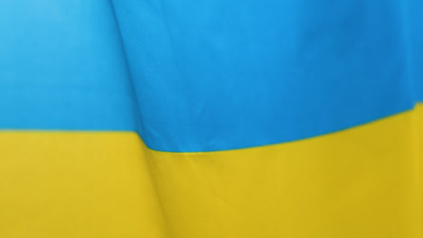 Nahaufnahme-Einer-Fliegenden-Ukrainischen-Flagge-04