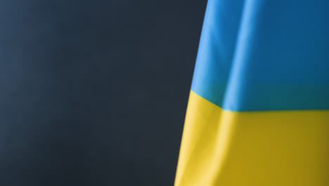Extreme-Nahaufnahme-Der-Schwankenden-Ukrainischen-Flagge