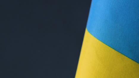 Kamerafahrt-Der-Ukrainischen-Flagge-Admist-Dunst-Und-Blinklichter