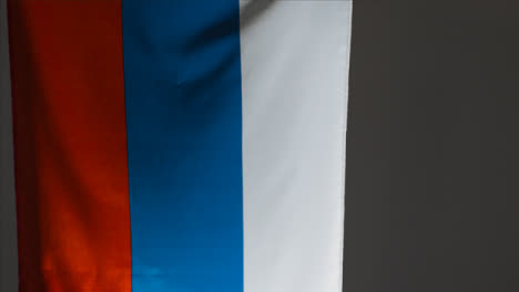 Kamerafahrt-Nähert-Sich-Hängender-Russischer-Flagge