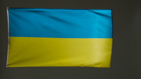 Weitschuss-Einer-Fliegenden-Ukrainischen-Flagge-02