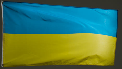 Totale-Einer-Fliegenden-Ukrainischen-Flagge-03