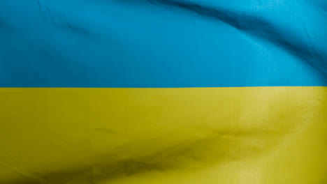 Nahaufnahme-Einer-Fliegenden-Ukrainischen-Flagge-01