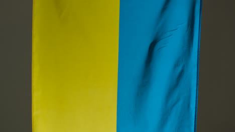 Kamerafahrt-über-Eine-Hängende-Ukrainische-Flagge-01
