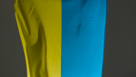 Nahaufnahme-Einer-Fliegenden-Ukrainischen-Flagge-02
