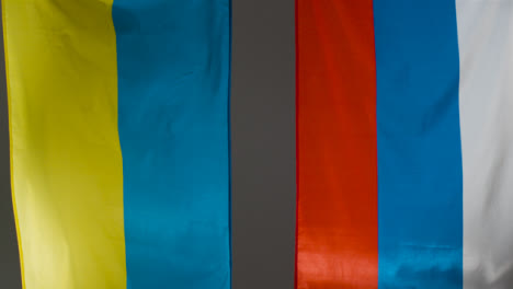 Totale-Hängender-Ukrainischer-Und-Russischer-Flaggen-03