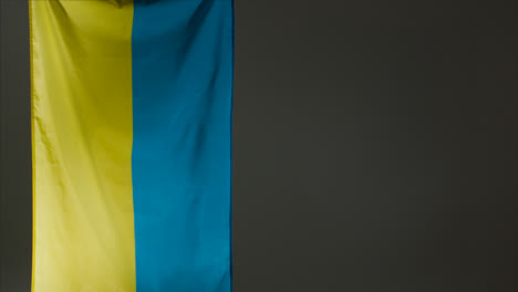 Breite-Aufnahme-Der-Hängenden-Ukrainischen-Flagge-Mit-Kopierraum
