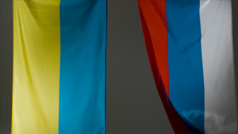 Totale-Hängender-Ukrainischer-Und-Russischer-Flaggen-04