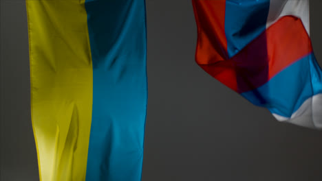Totale-Hängender-Ukrainischer-Und-Russischer-Flaggen-05