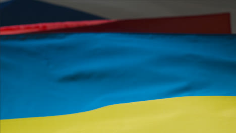 Nahaufnahme-Ukrainischer-Und-Russischer-Flaggen-02