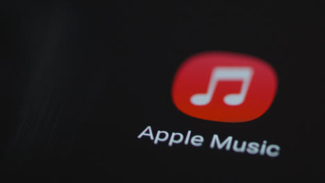 Nahaufnahme-Eines-Fingertippens-Auf-Apple-Musik-Auf-Einem-Smartphone-Bildschirm