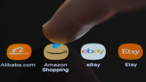 Nahaufnahme-Eines-Fingers,-Der-Auf-Die-Amazon-Shopping-App-Auf-Einem-Smartphone-Tippt