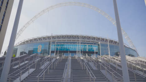 Tracking-Shot-Approaching-Wembley-Stadium-01