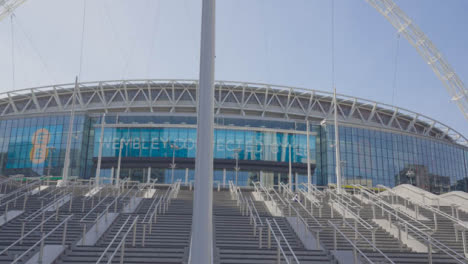 Tracking-Shot-Approaching-Wembley-Stadium-02