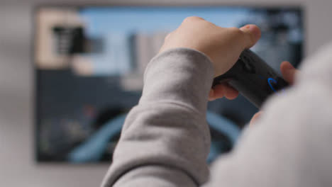 Nahaufnahme-Hände-Mann-Spielt-Fahrenden-Videospiel-Controller-Bildschirmhintergrund