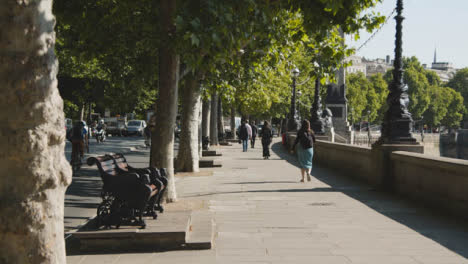Pedestrians-With-Cyclists-And-Road-Traffic-Commuting-To-Work-On-The-Embankment