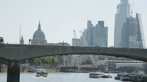 Waterloo-Brücke-Mit-Pendlerverkehr-Und-Skyline-Von-London-Im-Hintergrund