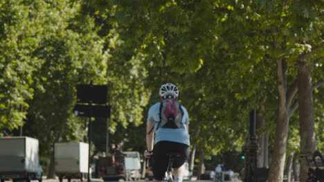 Ciclistas-En-Carril-Bici-Que-Van-Al-Trabajo-En-La-Ajetreada-Calle-Londinense