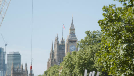 Torre-Del-Reloj,-Big-Ben,-Casas-Del-Parlamento,-Westminster,-árboles,-En,-Terraplén,-Londres,-Reino-Unido