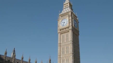 Torre-Del-Reloj-Big-Ben-Casas-Del-Parlamento-Tráfico-En-El-Puente-De-Westminster,-Londres,-Reino-Unido