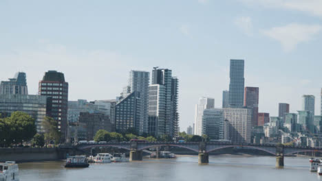 Themse-Mit-Londoner-Skyline-Von-Büro--Und-Wohngebäuden