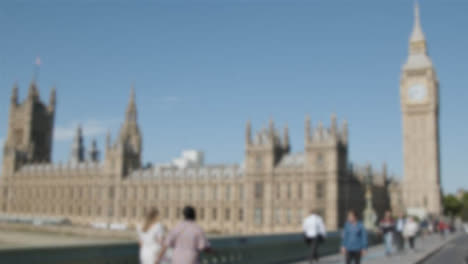 Torre-Desenfocada-Big-Ben-Casas-Del-Parlamento-Desde-El-Puente-De-Westminster,-Londres,-Reino-Unido