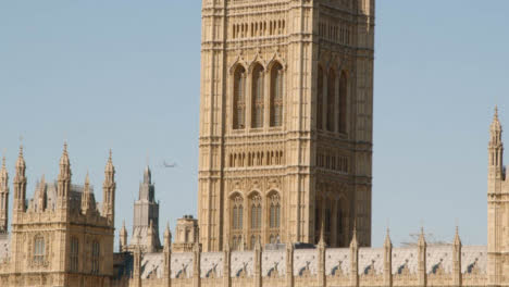Casas-Del-Parlamento-Vistas-Desde-El-Puente-De-Westminster-Londres-Reino-Unido-Con-Aviones