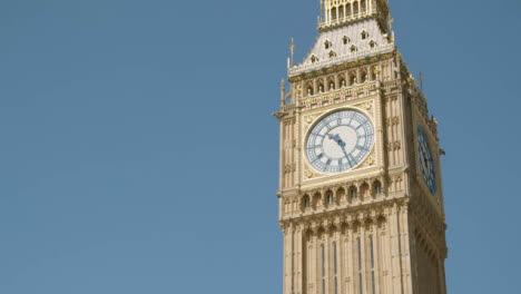 Torre-Y-Reloj-Del-Big-Ben-Contra-El-Cielo-Azul-Claro,-Londres,-Gran-Bretaña.