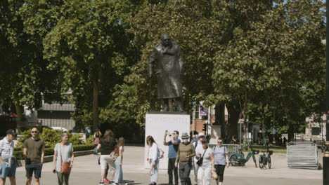 Estatua-De-Winston-Churchill-En-Parliament-Square,-Londres,-Gran-Bretaña.